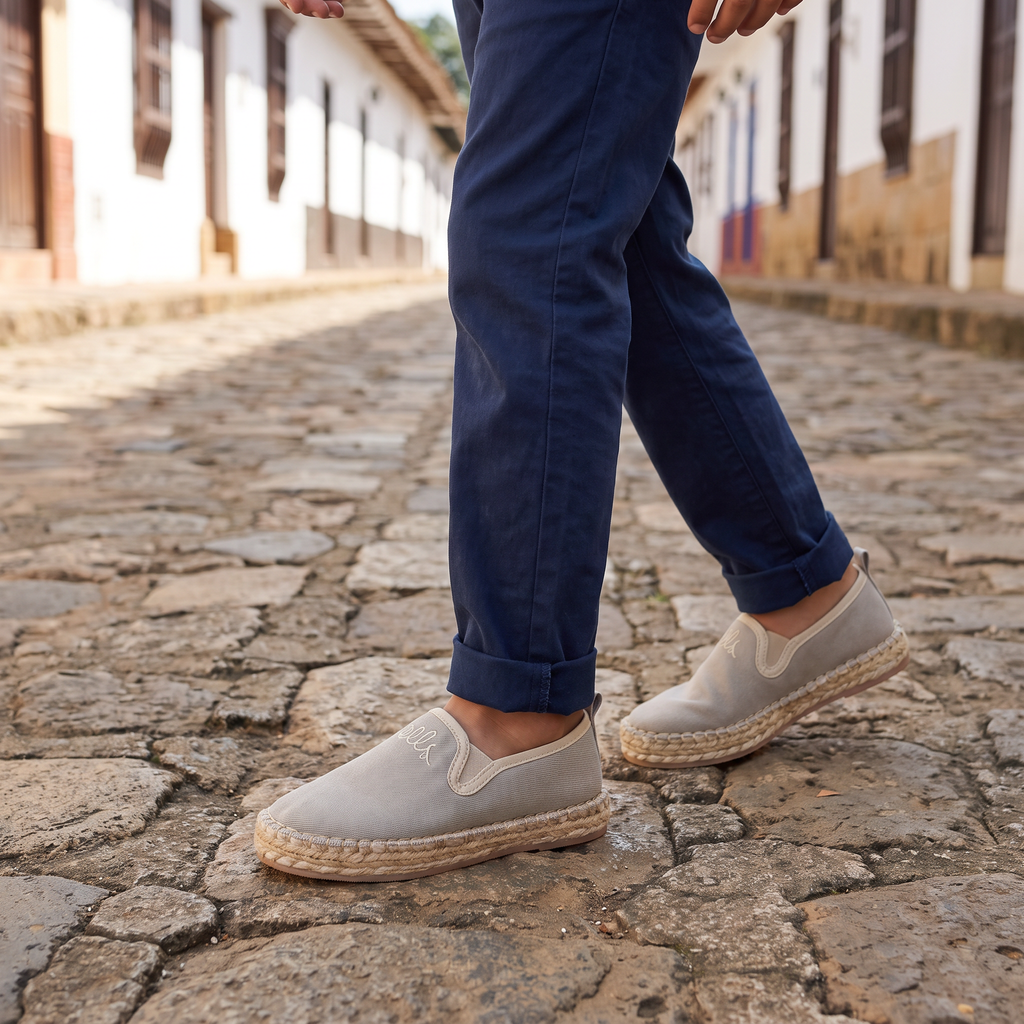 Clasicos Niño Beige - niño usando calzado artesanal Bells