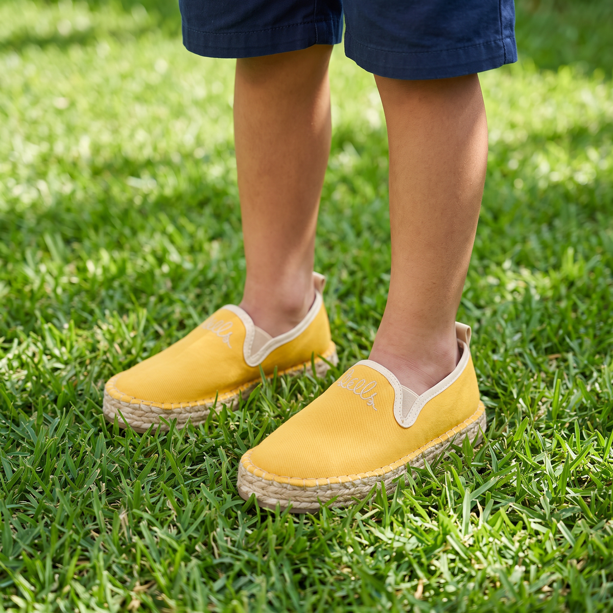 Clasicos Niño Amarillo - niño usando calzado artesanal Bells